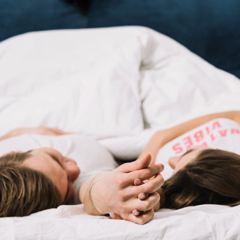 Juegos sexuales para parejas: aprende a darle vida a tu relación  inicio couple holding hands in bed 1 768x768